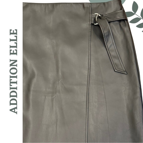 Sleek + Chic Faux Leather Skirt – Black | Exposed Zipper ADDITION ELLE Size 16 - Picture 3 of 4